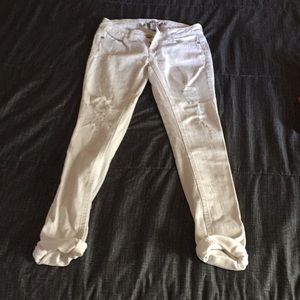 White distressed skinny jeans. Size 0. New.